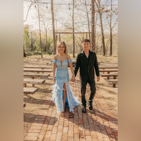 Light blue prom dress with feather train - Picture 4 of 4